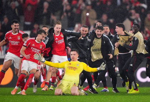 אנטולי טרובין שוער בנפיקה חוגג את השער המדהים מול ריאל מדריד (צילום: Jose Manuel Alvarez Rey)