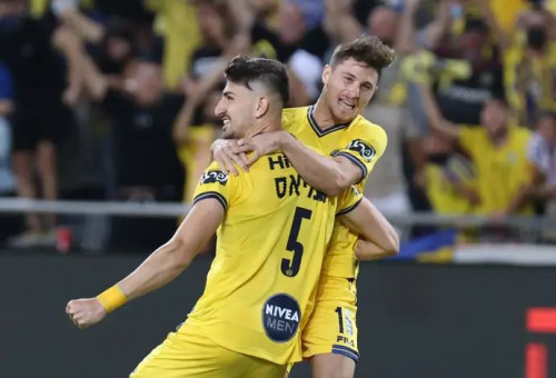 קניקובסקי ונחמיאס במדי מכבי תל אביב (צילום: דני מרון)