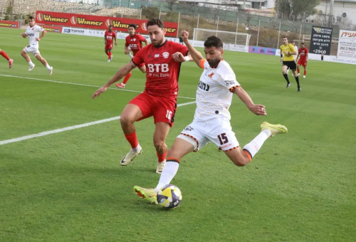 שחקן הפועל חדרה, ספיר איטח, מול שחקן בני יהודה רז נחמיאס (צילום: שלומי גבאי)