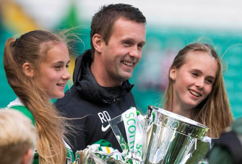 רוני דיילה בימיו כמאמן סלטיק ב-2015 עם התאומות ליבה דיילה, תאלה דיילה (צילום: Jeff Holmes)