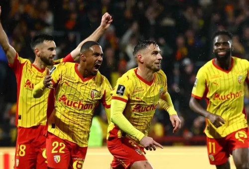 שחקני לאנס חוגגים (צילום: רויטרס, Sarah Meyssonnier)