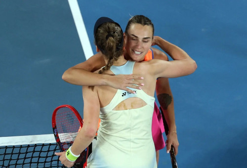 ארינה סבאלנקה מחבקת את ילנה ריבאקינה (צילום: רויטרס)