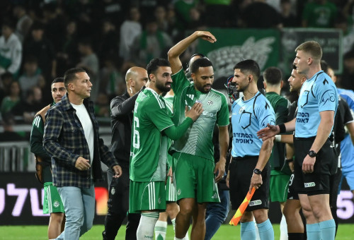 קנג'י גורה, מיכאל אוחנה שחקני מכבי חיפה עם המאמן ברק בכר (צילום: ברני ארדוב)