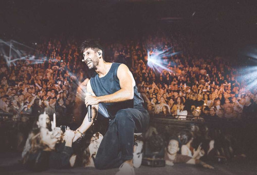 עידן עמדי בהופעה (צילום: אורית פניני)