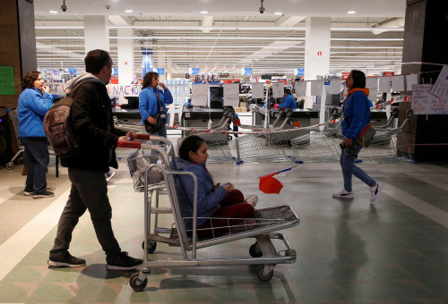 עובדי וולמארט (צילום: רויטרס)