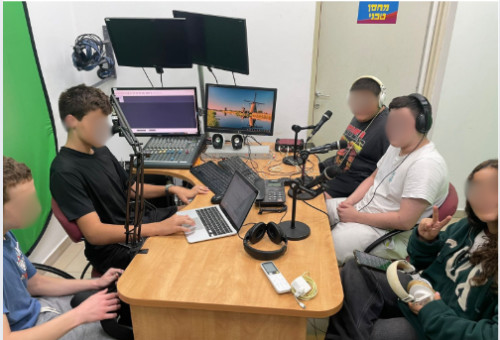 ויצו אחוזת ילדים - התלמידים מקליטים את הפודקאסט (צילום: באדיבות "ויצו אחוזת ילדים")
