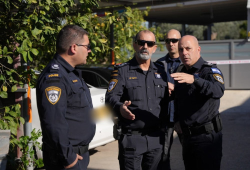מפכ"ל המשטרה דני לוי בזירת הרצח המשולש בכפר סוועאד שבצפון (צילום: דוברות המשטרה)