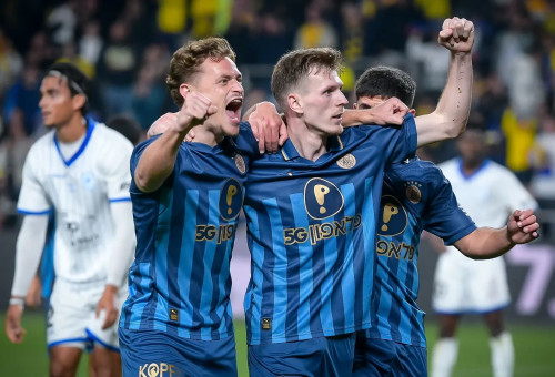 אמיר סהיטי עם איתמר נוי שחקני מכבי תל אביב חוגגים (צילום: אריאל שלום)