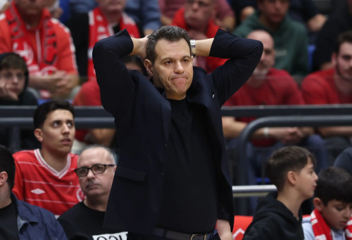 דימיטריס איטודיס מאמן הפועל תל אביב (צילום: דני מרון)