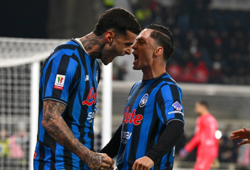 ג'אקומו רספאדורי (מימין) עם ג'אנלוקה סקמאקה שחקני אטאלנטה חוגגים (צילום: GettyImages, Marco Mantovani)