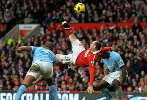 המספרת האייקונית של וויין רוני מול מנצ'סטר סיטי (צילום: ANDREW YATES)