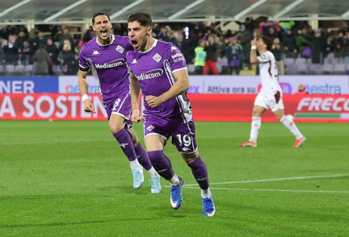 מנור סולומון חוגג את השער האדיר במדי פיורנטינה (צילום: Gabriele Maltinti)