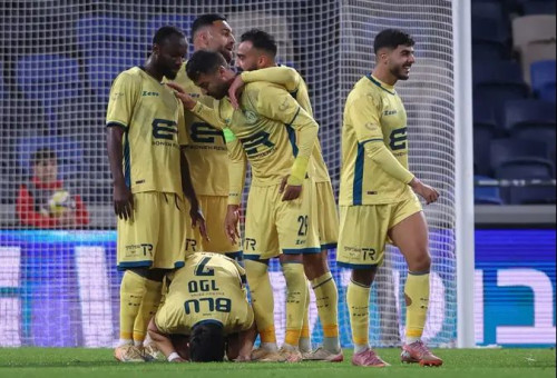 קאמבק מרגש. החברים סביב אנטוניו ספר (צילום: מאור אלקסלסי)