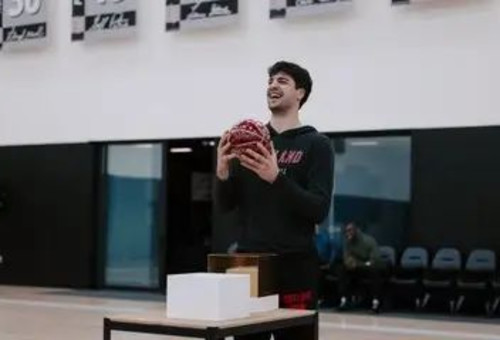 המתנה שקיבל דני אבדיה על בחירתו לאולסטאר (צילום: אתר רשמי, מתוך X (לשעבר טוויטר))