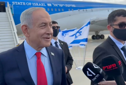 ראש הממשלה בנימין נתניהו לפני העלייה לכנף ציון, מיקרופון מעריב (צילום: אנה ברסקי)