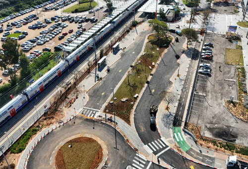 מסוף תחבורה ציבורית לתחנת הרכבת קיסריה פרדס-חנה (צילום: רכבת ישראל)
