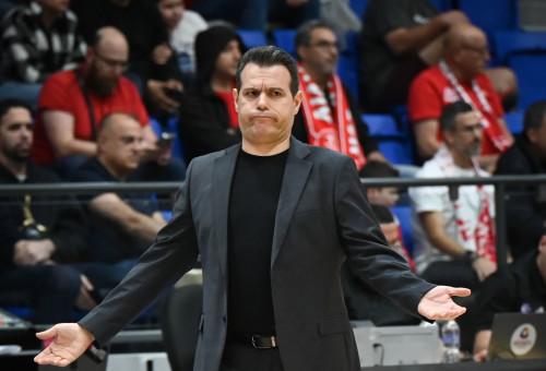 דימיטריס איטודיס מאמן הפועל תל אביב (צילום: ברני ארדוב)