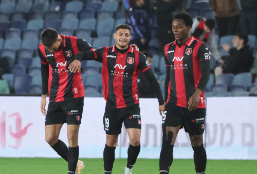 אנדרו אידוקו (מימין), נדים וראסנה, מרקו רקוניאץ שחקני הפועל ירושלים חוגגים (צילום: דני מרון)