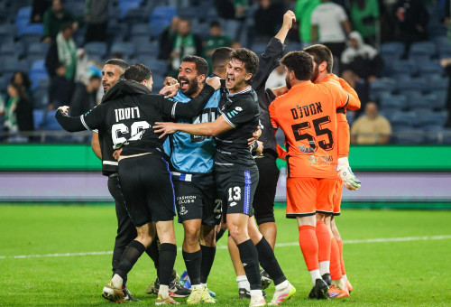 שחקני הפועל פתח תקוה חוגגים (צילום: קובי אליהו)