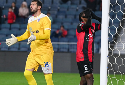 שוער עירוני קרית שמונה דניאל טננבאום לצד אווקה אשטה שחקן הפועל ירושלים (צילום: ברני ארדוב)