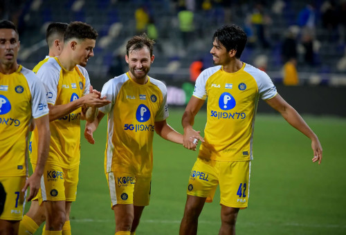 דור פרץ, יוריס ואן אובריים, סתיו למקין, שחקני מכבי תל אביב (צילום: אריאל שלום)