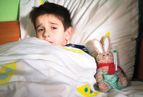  ילד חולה במיטה (צילום: אינגאימג')