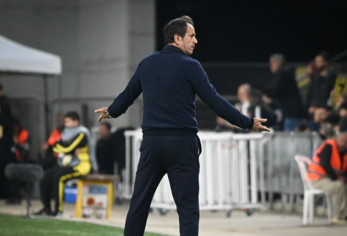 רוני לוי מאמן מכבי נתניה (צילום: ברני ארדוב)