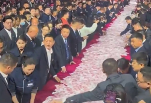 שולחן הכסף, חילק לעובדים את כל המזומן שיכלו לסחוב (צילום: צילום מסך)