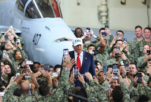 דונלד טראמפ על סיפונה של נושאת המטוסים ג'ורג' וושינגטון, 28.10.25 (צילום: רויטרס)