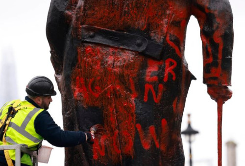 פסל ווינסטון צ'רצ'יל בלונדון הושחת במחאה פרו פלסטינית (צילום: צילום מסך רשתות חברתיות)