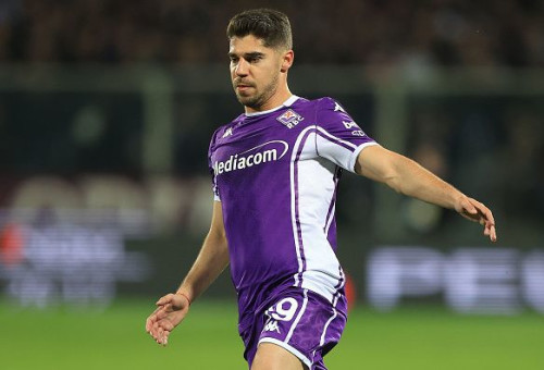 מנור סולומון במדי פיורנטינה (צילום: Gabriele Maltinti)