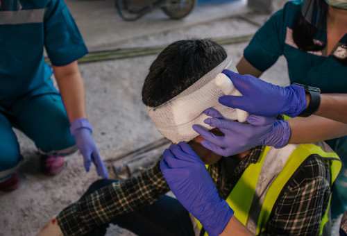 טיפול בחבלת ראש, אילוסטרציה (צילום: שאטרסטוק)