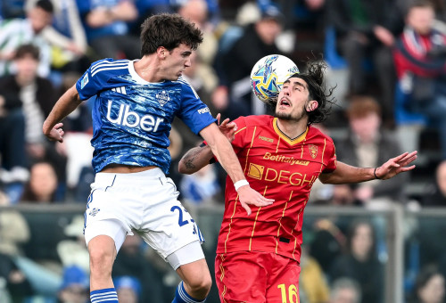 עומרי גאנדלמן שחקן לצ'ה מול מקסימו פרונה שחקן קומו (צילום: GettyImages, Image Photo Agency)