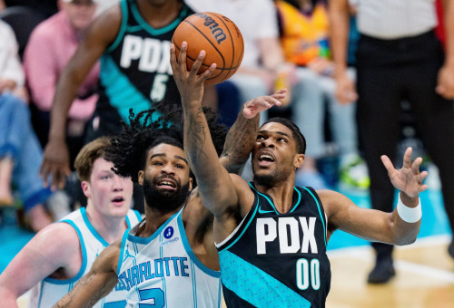 שחקן שארלוט הורנטס, קובי וייט, מול שחקן פורטלנד טריילבלייזרס, סקוט הנדרסון (צילום: GettyImages, Jacob Kupferman)