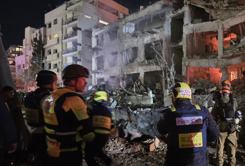זירת הפגיעה בתל אביב (צילום: תיעוד מבצעי מד"א)