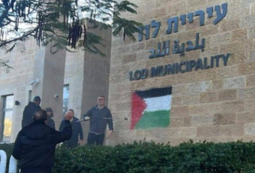 גרפיטי של דגל פלסטין רוסס על בניין עיריית לוד (צילום: צילום מסך רשת X)