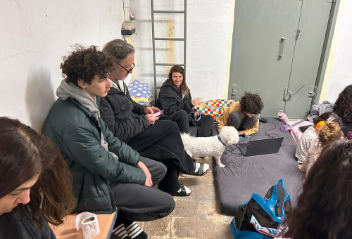 ישראלים במקלט (צילום: אבשלום ששוני)