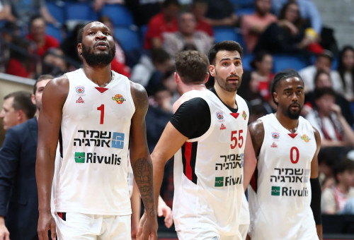 שחקני הפועל גליל עליון ג'ורדן בון (0), נועם אביבי (55), סיריל לנג'יוויין (1) (צילום: דני מרון)
