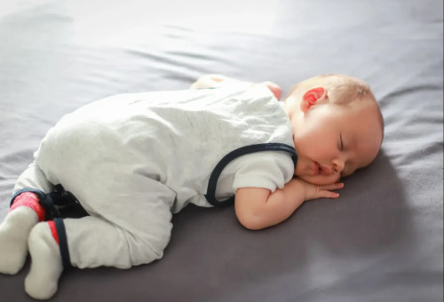 תינוקות ופעוטות חווים חרדה ומתח, אבל הם לא יכולים להסביר מה קורה להם או לבקש עזרה (צילום: Shutterstock)