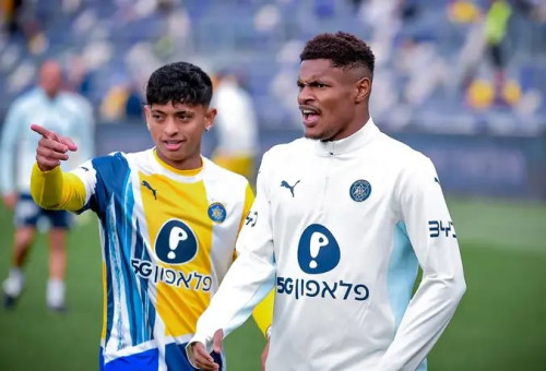 שוב ב-11. הליו וארלה עם קרווין אנדרדה (צילום: אריאל שלום)