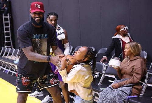 לברון ג'יימס עם בתו זורי (צילום: Wally Skalij/Los Angeles Times via Getty Images)