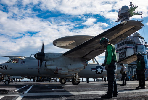 מטוס מעקב מסוג "סנטרי" על סיפון נושאת המטוסים פורד בדרך לתקיפה באיראן, תקיפה באיראן (צילום: צבא ארצות הברית)