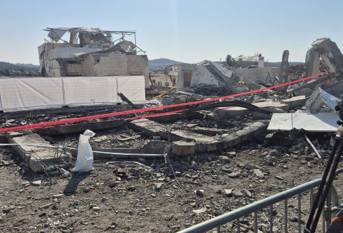 זירת נפילת הטיל בבית שמש (צילום: גלעד מורג)