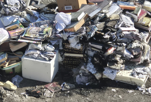 ערימה ספרי קודש בתוך הריסות הבית שנפגע מטיל ששוגר מאיראן (צילום: גלעד מורג)