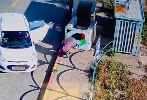 אחת החשודות בשעת מעשה (צילום: דוברות המשטרה)