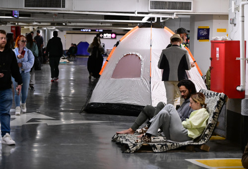 מקלטים, מרחב מוגן, ישראלים מתמגנים בחניון תת קרקעי בתל אביב (צילום: אבשלום ששוני)