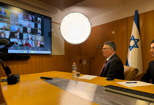 שר החוץ גדעון סער בתדרוך לפורום ה-J50 עם ראשי הקהילות היהודיות בעולם (צילום: משרד החוץ)