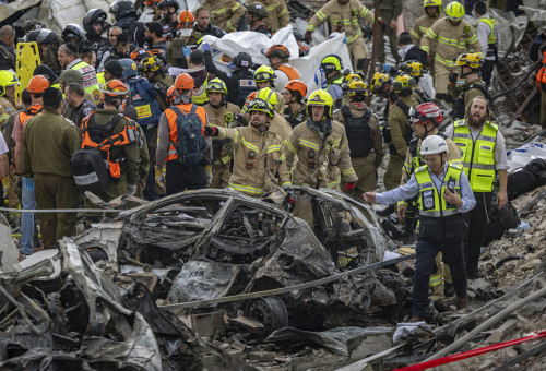 זירת נפילת הטיל בבית שמש (צילום: חיים גולדברג פלאש 90)