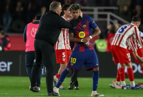 לא מורידים את הראש. ימאל ופליק (צילום: GettyImages, Lluis GENE / AFP)