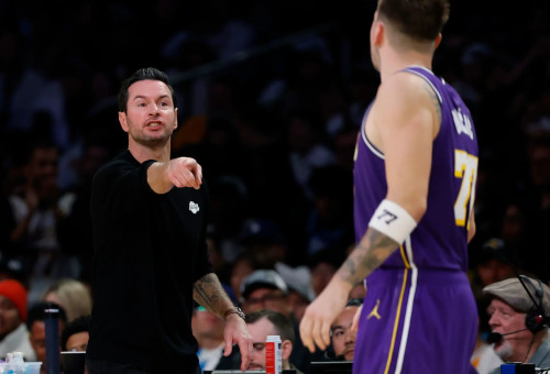 מאמן לוס אנג'לס לייקרס ג'יי ג'יי רדיק עם לוקה דונצ'יץ' (צילום: GettyImages, Harry How)